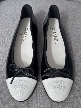 NEW 2026 CHANEL BLACK PATENT LEATHER WHITE CC LOGO CAPTOE BALLET FLATS size 38C